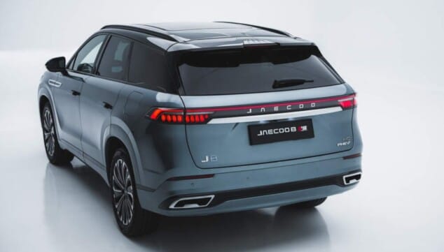 JAECOO 8 SHS en España: ¿El mejor SUV de 7 plazas con etiqueta CERO? 15 perspectiva completa trasera del jaecoo 8 shs destacando su gran capacidad de carga y presencia en carretera