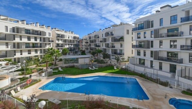 piscina comunitaria en un entorno tranquilo
