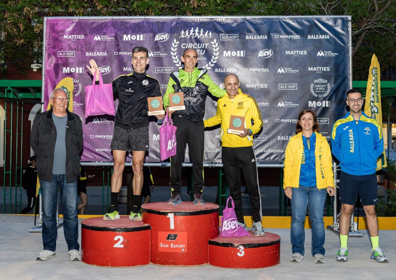Podio masculino de la XXVII Volta a Peu a Dénia