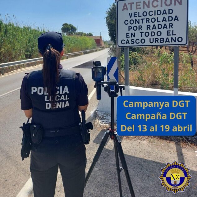 Imagen: Agente de la Policía Local de Dénia de espaldas junto a un trípode con un radar de velocidad en una carretera.