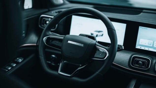 JAECOO 8 SHS en España: ¿El mejor SUV de 7 plazas con etiqueta CERO? 18 puesto de conduccion digital del jaecoo 8 shs con pantalla curva de 246 pulgadas disponible en moll motor