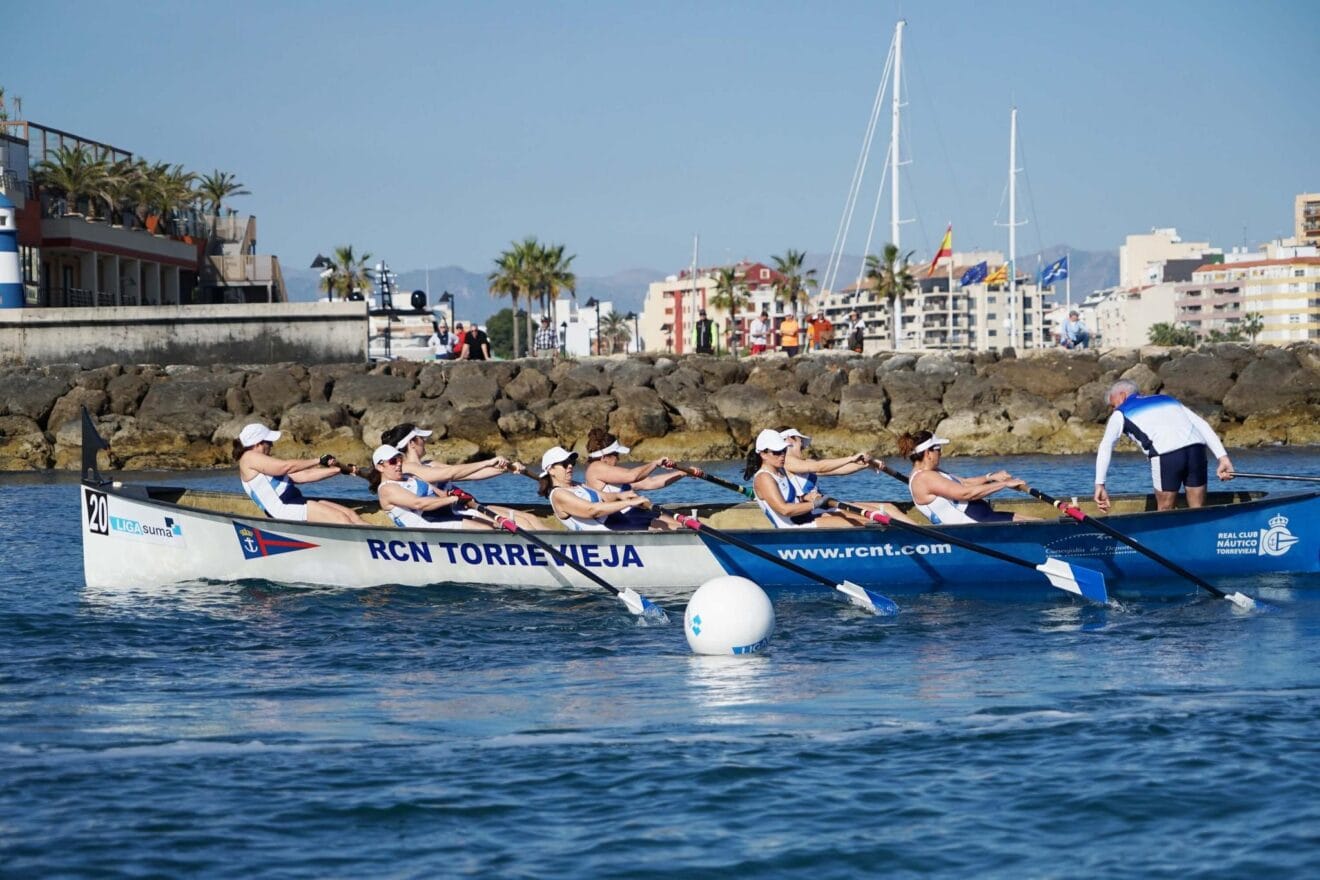 Equipo femenino del RCN Torrevieja en la regata de la Liga Suma