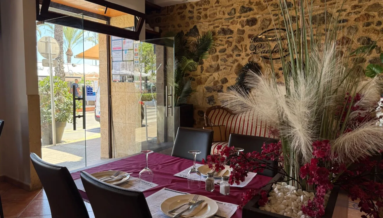 Salón interior acogedor del Restaurante L'Anfora frente al puerto de Dénia
