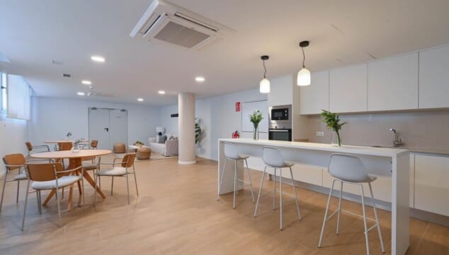 salon moderno con salida al exterior