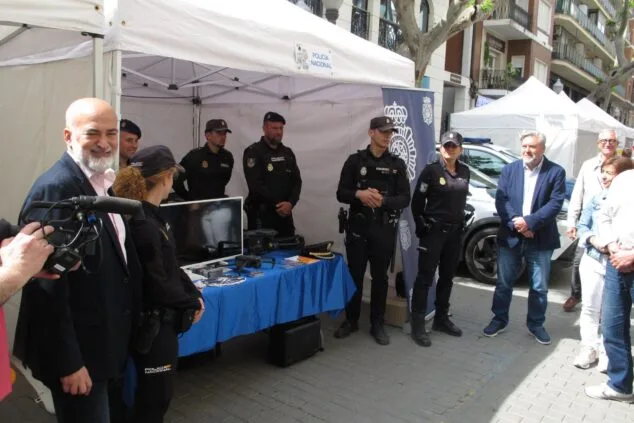 Dénia saca la Fira de l’Estudiantat 2026 a la calle por primera vez 6 Agentes de la Policía Nacional en un stand al aire libre con drones y material durante una feria educativa.