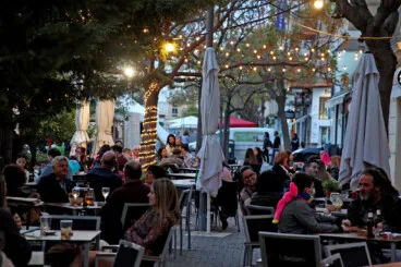 terraza llena en la calle la via de denia