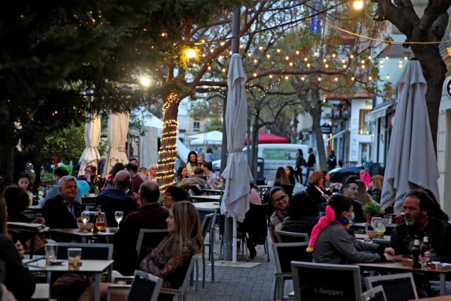 terraza llena en la calle la via de denia