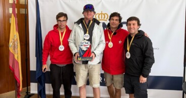 La tripulación del Alitan 4 con el trofeo de ganadores en Calp