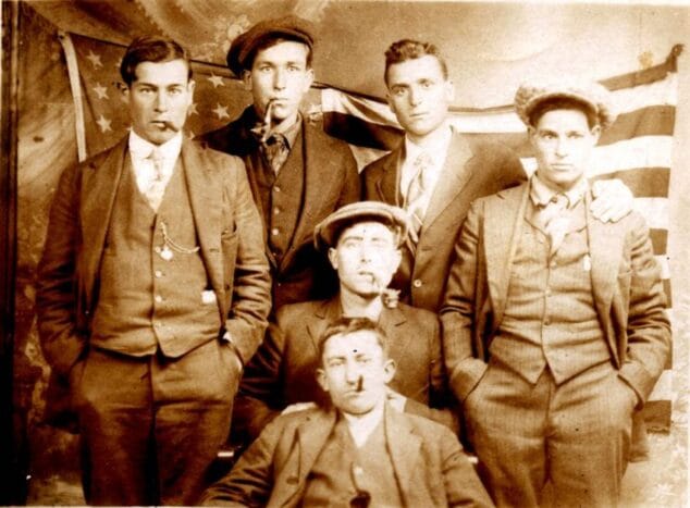 Bild: Gruppenporträt junger valencianischer Auswanderer in den Vereinigten Staaten um 1920, die elegant posieren.