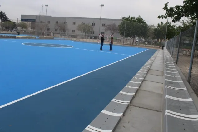 Bild: Technischer Besuch der renovierten Anlagen des Madrigueres-Komplexes in Dénia zur Überprüfung des Zustands des neuen Belags