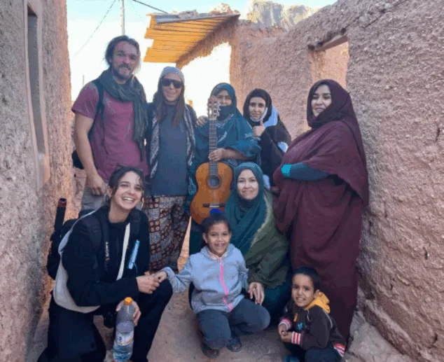 Imagen: Voluntarios de We Through the Wall con refugiados saharauis en los campos de Tindouf
