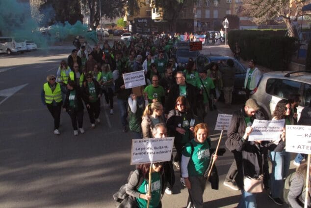 Manifestación de docentes en València durante la huelga del 31 de marzo de 2026.