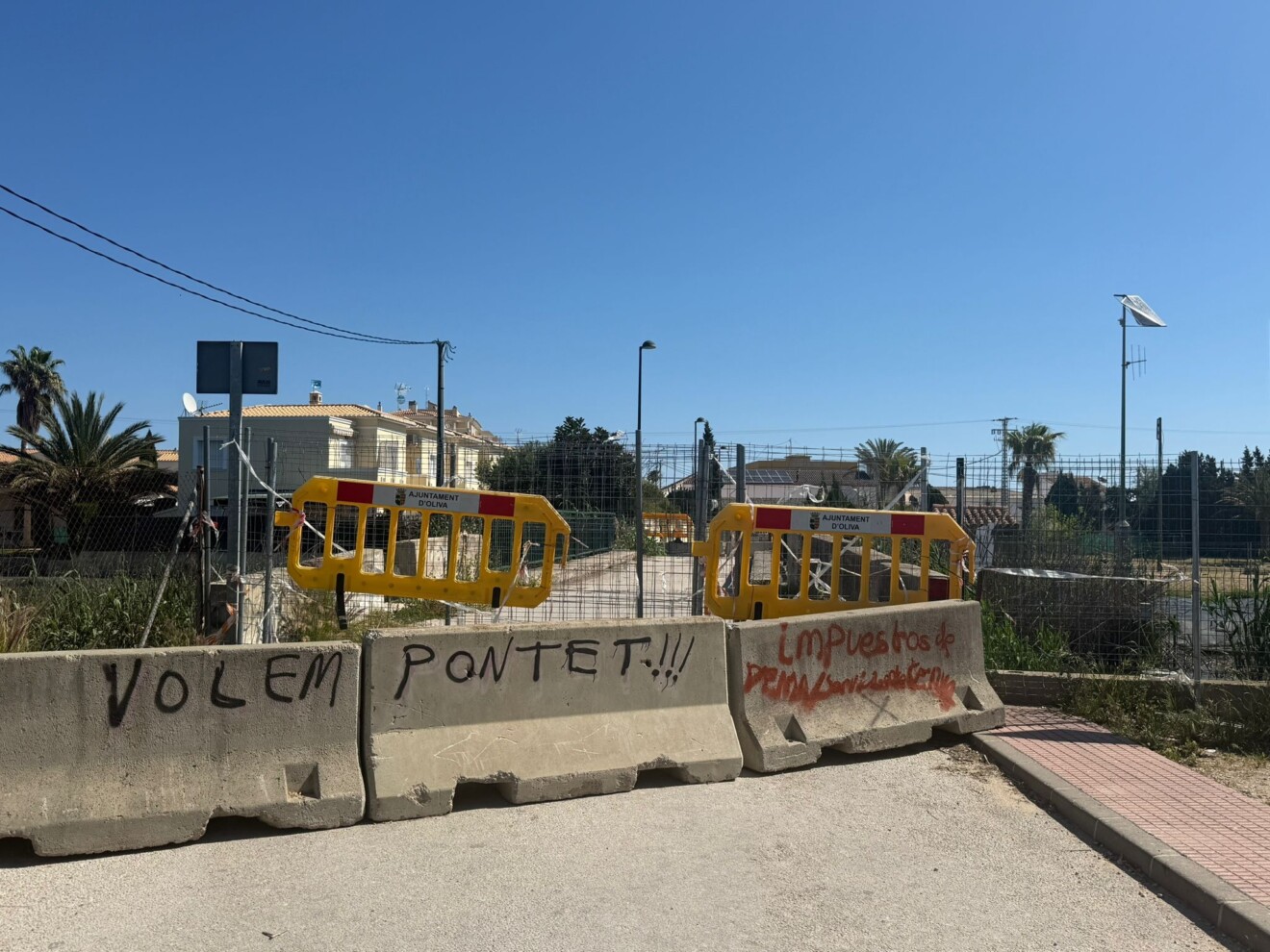 Frontera bloqueada: El puente del Tollinero permanece vallado y con pintadas que exigen una solución inmediata a Dénia y Oliva