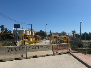 Frontera bloqueada: El puente del Tollinero permanece vallado y con pintadas que exigen una solución inmediata a Dénia y Oliva