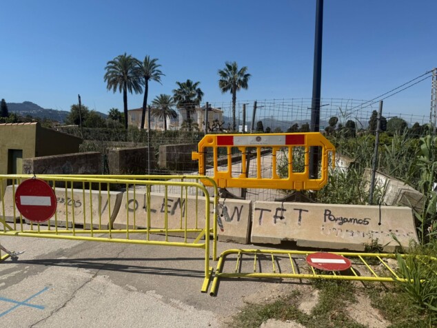 Imagen: Protestas vecinales sobre el hormigón: «Volem pontet» y reclamos por el pago de impuestos ante el cierre del paso