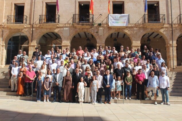 Paco Arnau ya es oficialmente Hijo Predilecto de Dénia: el reconocimiento a una vida volcada en la fiesta 2 Imagen: Gran foto de familia en las escaleras del ayuntamiento junto a las entidades y vecinos que impulsaron el nombramiento