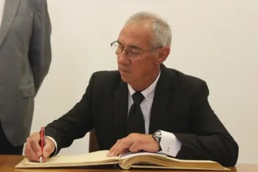 Paco Arnau plasma su firma en el Libro de Honor de la ciudad en la Sala de Plenos del consistorio