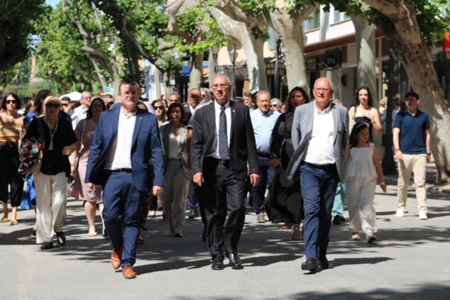 Paco Arnau ya es oficialmente Hijo Predilecto de Dénia: el reconocimiento a una vida volcada en la fiesta 5 Imagen: El homenajeado recorre el centro de Dénia acompañado por el alcalde, Vicent Grimalt, y el resto de la comitiva
