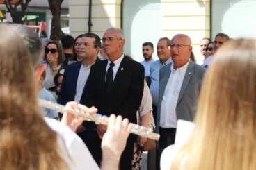 Paco Arnau escucha con atención una de las piezas musicales interpretadas durante la jornada de celebración
