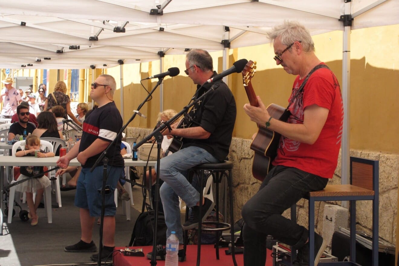 Actuación musical en directo en el exterior bajo la carpa