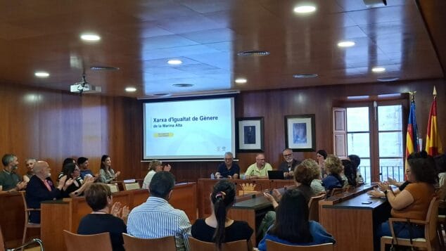 La Marina Alta da un paso histórico con la constitución de su nueva Xarxa d’Igualtat 4 Pleno de constitución de la Xarxa d'Igualtat de Gènere de la Marina Alta con varios asistentes.