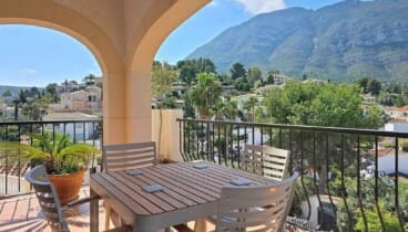 Amplia terraza conectada a la zona de barbacoa