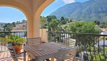 Amplia terraza conectada a la zona de barbacoa