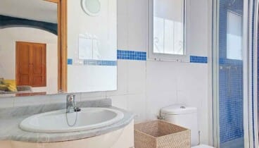 Baño moderno con acabados elegantes y funcionales