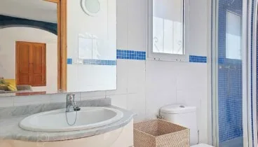 Baño moderno con acabados elegantes y funcionales