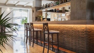 Bar cafetería del hotel ideal para relajarse con un refresco frente a la playa