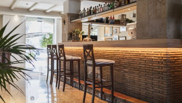 Ni ruidos ni tráfico: el rincón de Dénia donde ver un atardecer de película y resetear la mente 9 bar cafeteria del hotel ideal para relajarse con un refresco frente a la playa