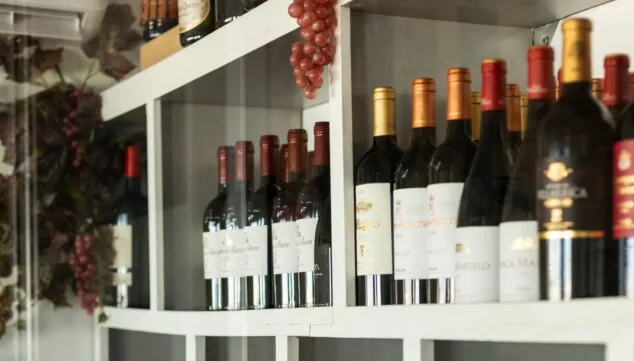 El restaurante con vistas al puerto que aún mantiene la esencia mediterránea 7 bodega de vinos con referencias locales y nacionales restaurante balandros