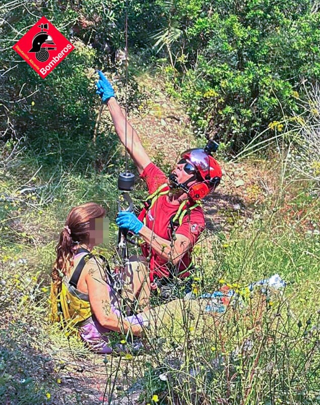 El helicóptero de rescate evacúa a una senderista herida en el Montgó 2 Imagen: Bomberos rescatan a una persona lesionada en el Montgó
