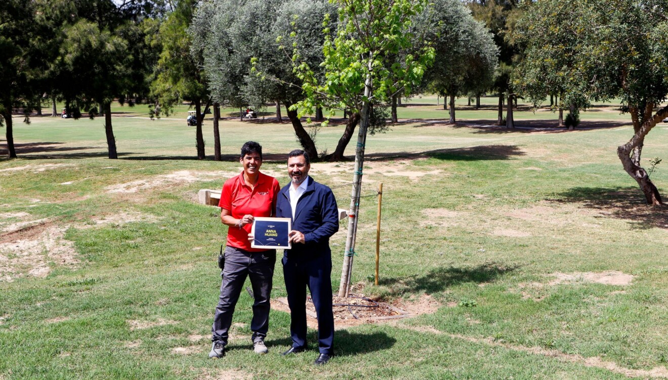 Carlos García junto a Jimena Blanco, Head Greenkeeper de La Sella Golf, nada más plantar el árbol de Anna Huang, ganadora de la edición de 2025 un arce canadiense, Acer freemanii