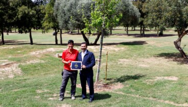 Carlos García junto a Jimena Blanco, Head Greenkeeper de La Sella Golf, nada más plantar el árbol de Anna Huang, ganadora de la edición de 2025 un arce canadiense, Acer freemanii