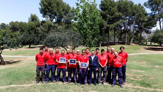 carlos garcia presidente de la sella golf junto al equipo de greenkeepers tras plantar los tres primeros arboles del the forest champions