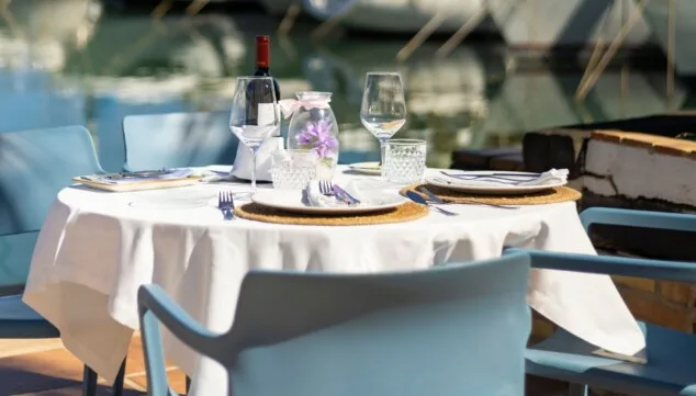 El restaurante con vistas al puerto que aún mantiene la esencia mediterránea 8 Imagen: Cena romántica en Denia terraza con vistas al puerto Club Náutico