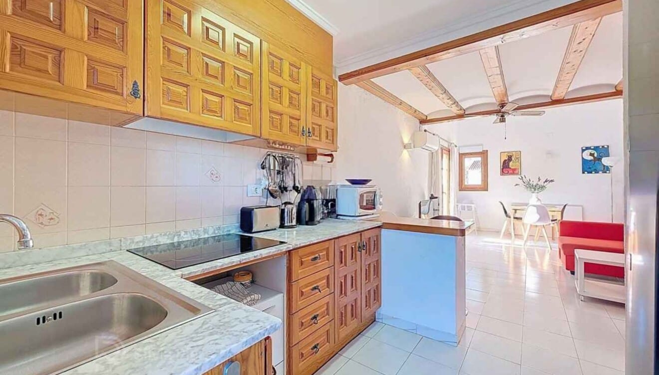 Cocina abierta integrada en el ambiente moderno del hogar