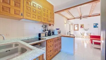 Cocina abierta integrada en el ambiente moderno del hogar