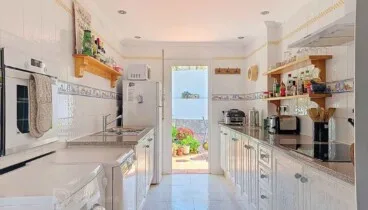 Cocina equipada con acabados de alta calidad