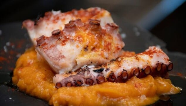 cocina mediterranea con pescado fresco del dia