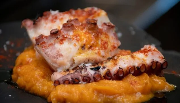cocina mediterranea con pescado fresco del dia