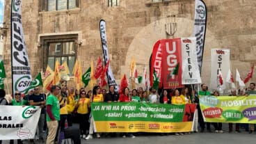 concentracion delante del palau de los sindicatos convocantes de la huelga educativa del 11 de mayo