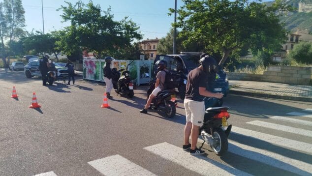 Dénia inicia campaña de sonometría para controlar el ruido de motos 1 Imagen: Control de ruido a motocicletas por la Policía Local de Dénia.