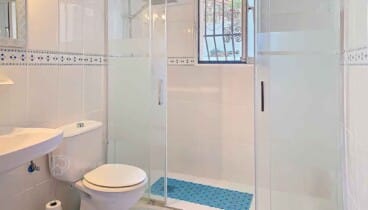 Cuarto de baño completo en la villa de El Montgó
