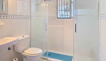 Cuarto de baño completo en la villa de El Montgó