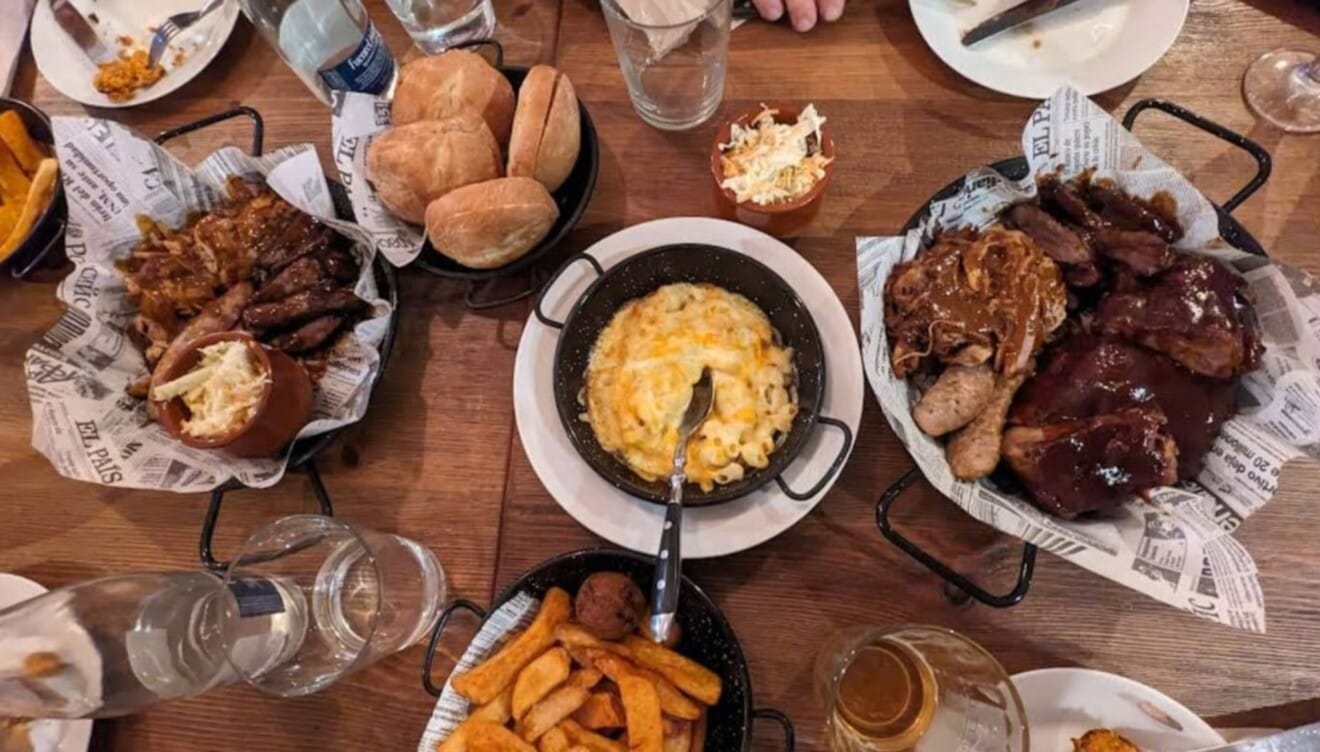 Degusta un festín de carne a la brasa y disfruta de la verdadera barbacoa americana