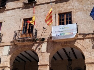 Fachada del Ayuntamiento de Dénia con pancarta del Día Internacional contra la LGTBIfobia