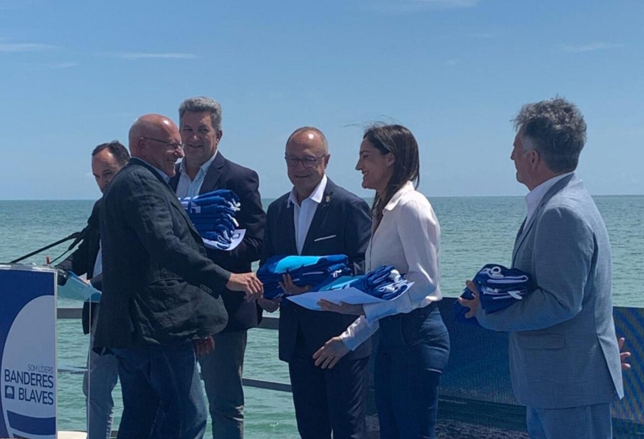 El alcalde y el concejal de Dénia recogen las Banderas Azules