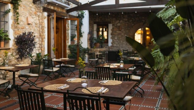 Adiós a las colas: Por qué debes visitar Dénia antes de julio 13 desayuno almuerzo comida o cena en la terracita del hotel